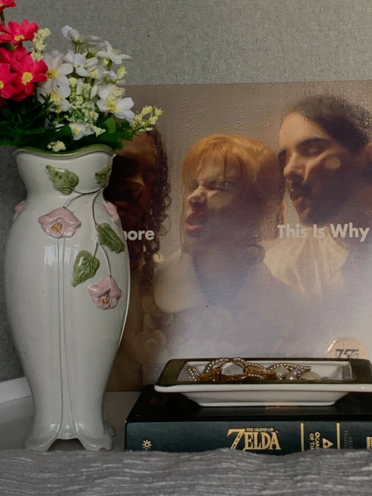 Vase avec fleurs en relief