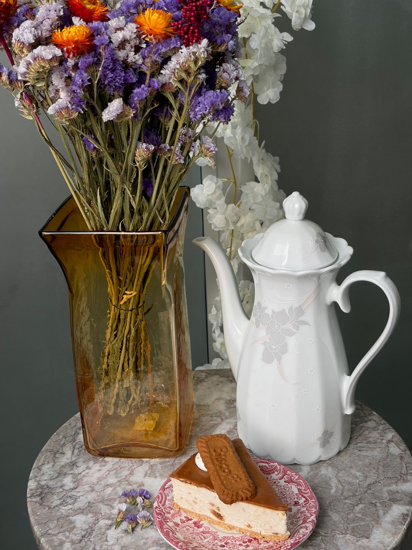 CAFETIÈRE VINTAGE EN PORCELAINE BLANCHE | MOTIF FLORAL EN RELIEF 🤍