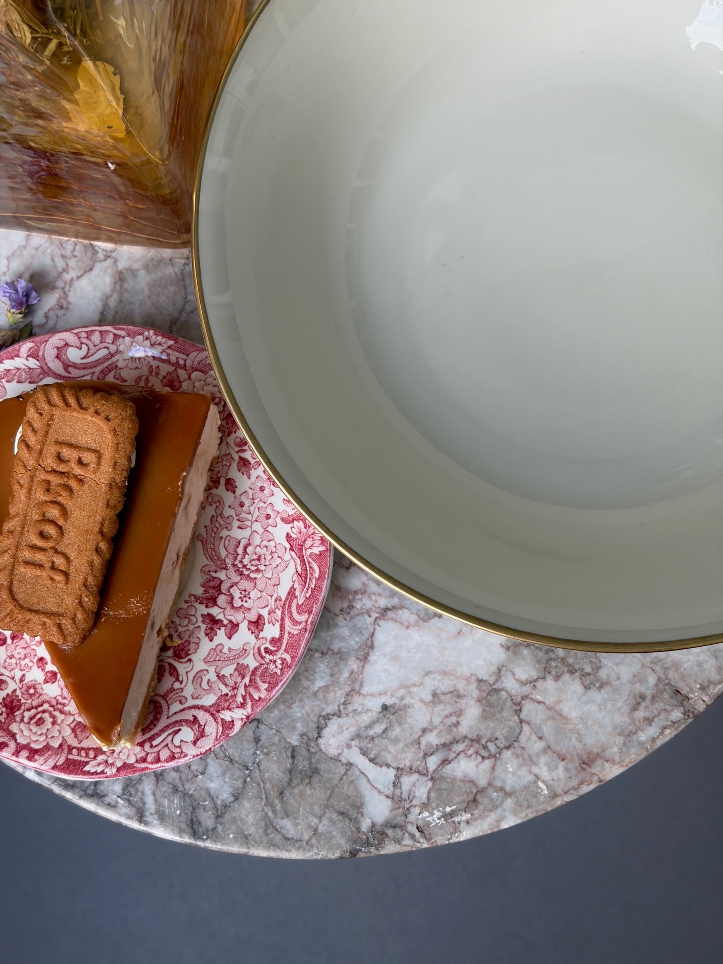 ASSIETTE CREUSE VINTAGE EN PORCELAINE CRÈME | LISERÉ DORÉ 🤍🥣