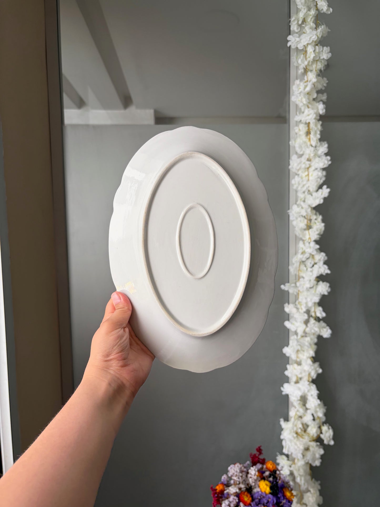 ASSIETTE OVALE VINTAGE EN PORCELAINE BLANCHE