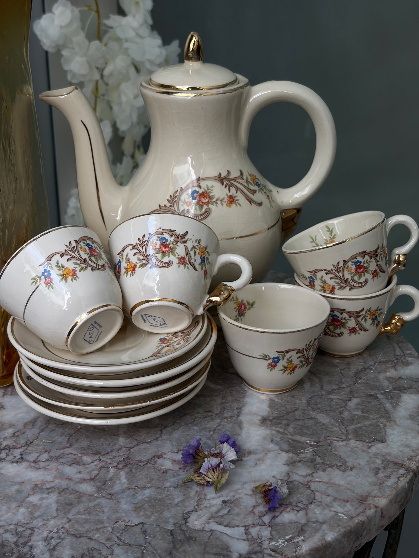 SERVICE À CAFÉ VINTAGE | BOUQUETS FLEURIS DORÉS