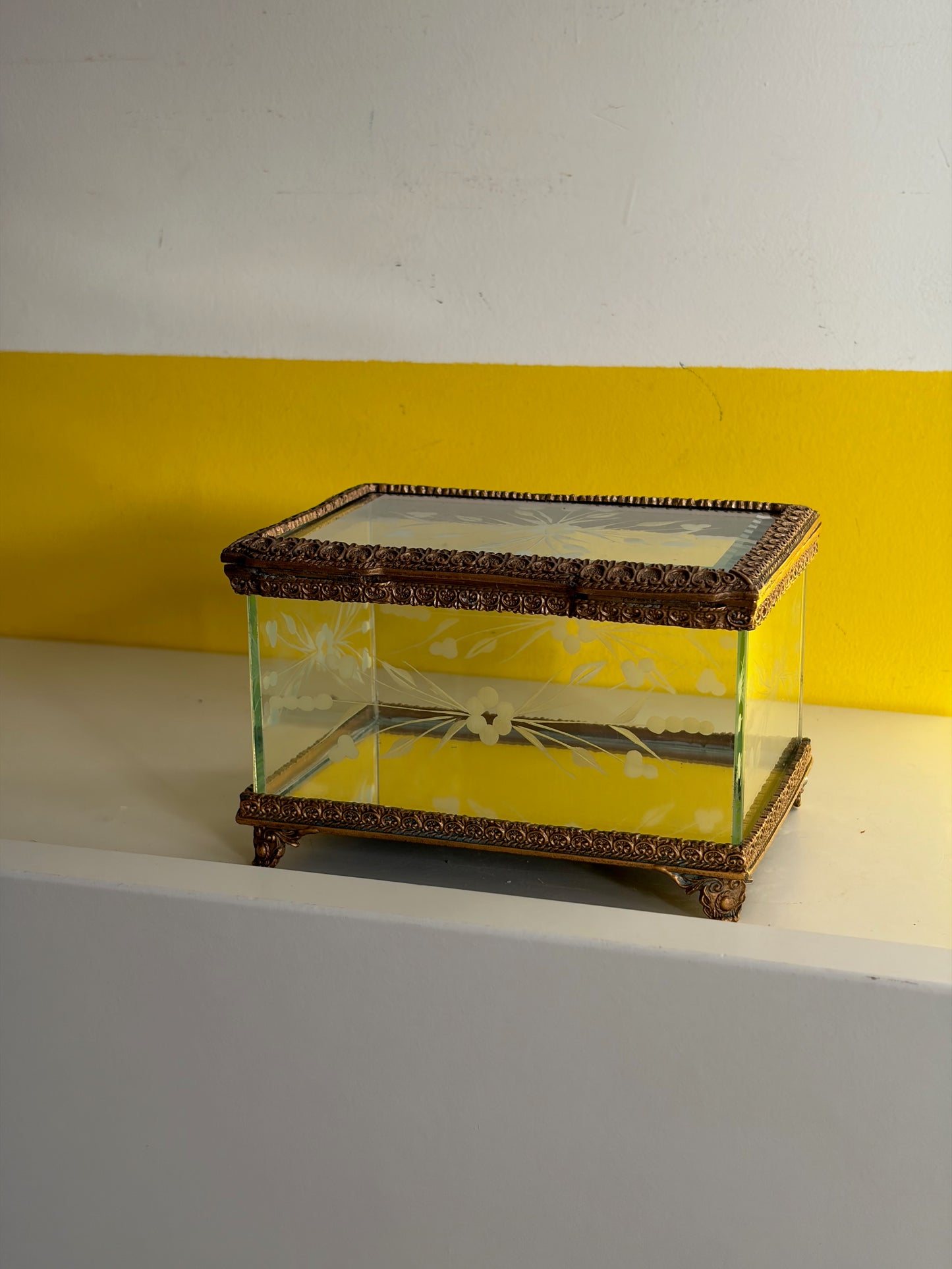COFFRET À BIJOUX VINTAGE EN LAITON ET VERRE GRAVÉ