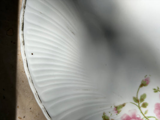 ASSIETTE PORCELAINE CÔTELÉE ROSES ROSES | FENA PORZELLAN