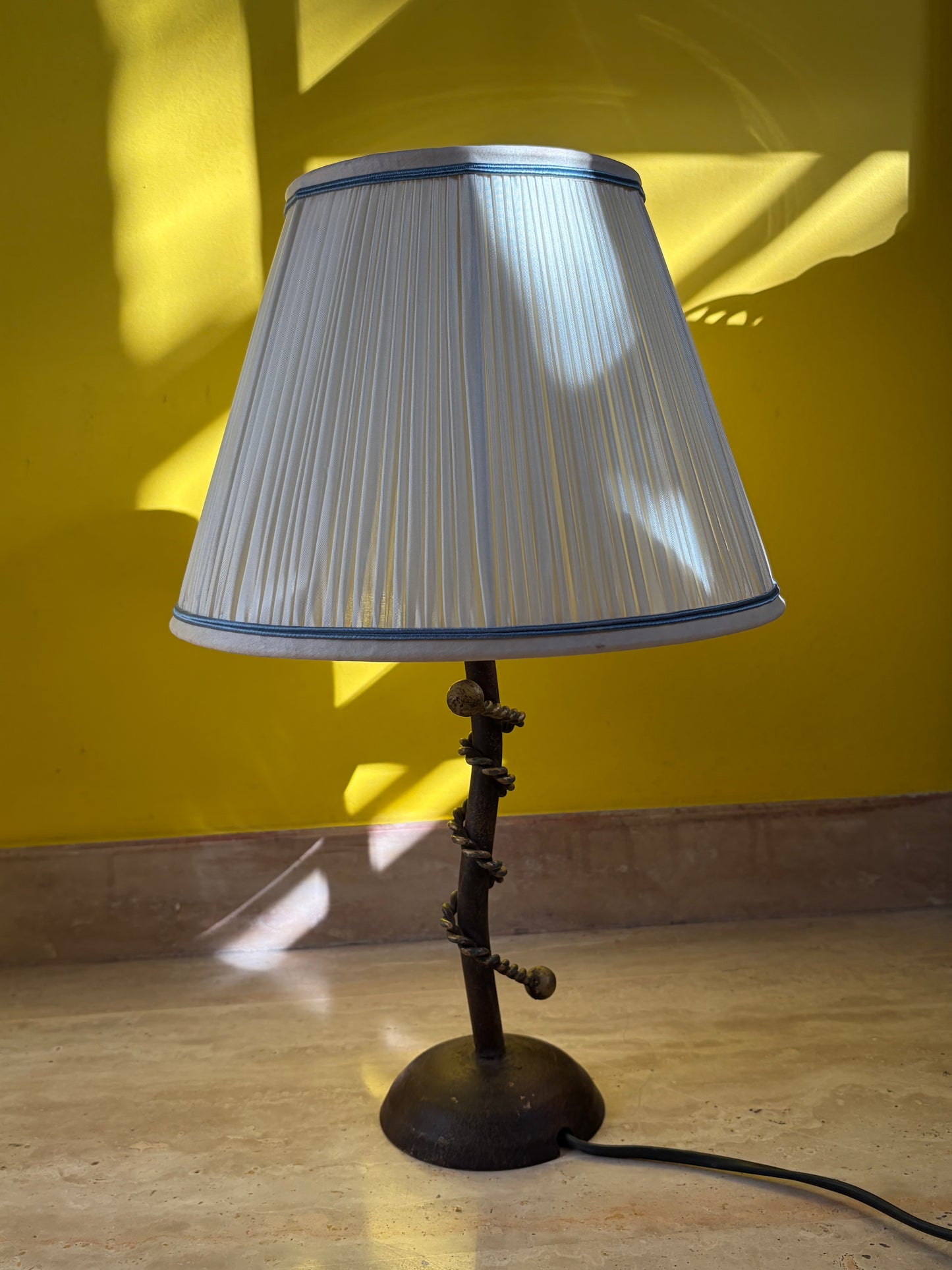 LAMPE DE TABLE FER TORSADÉ ABAT-JOUR PLISSÉ | VINTAGE
