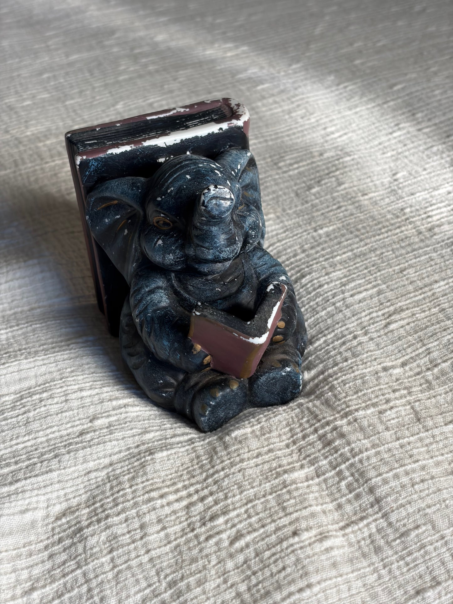 L'éléphant qui lit