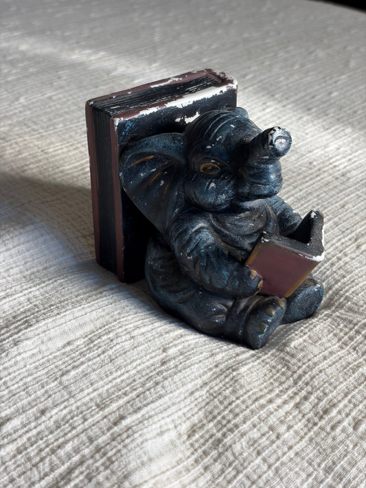 L'éléphant qui lit