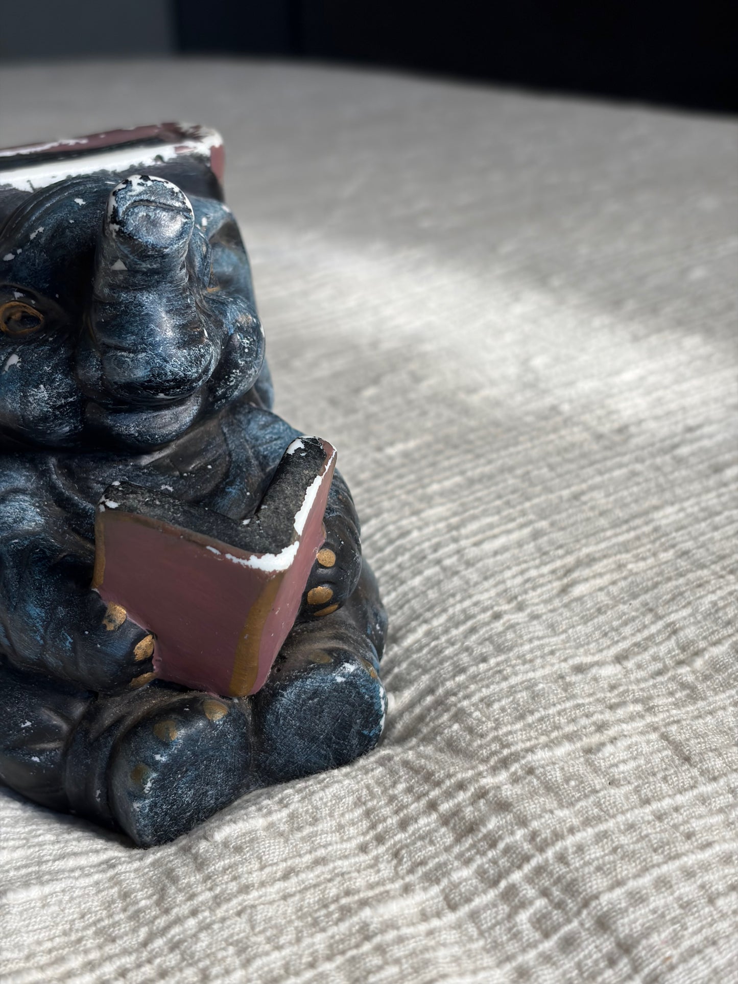 L'éléphant qui lit