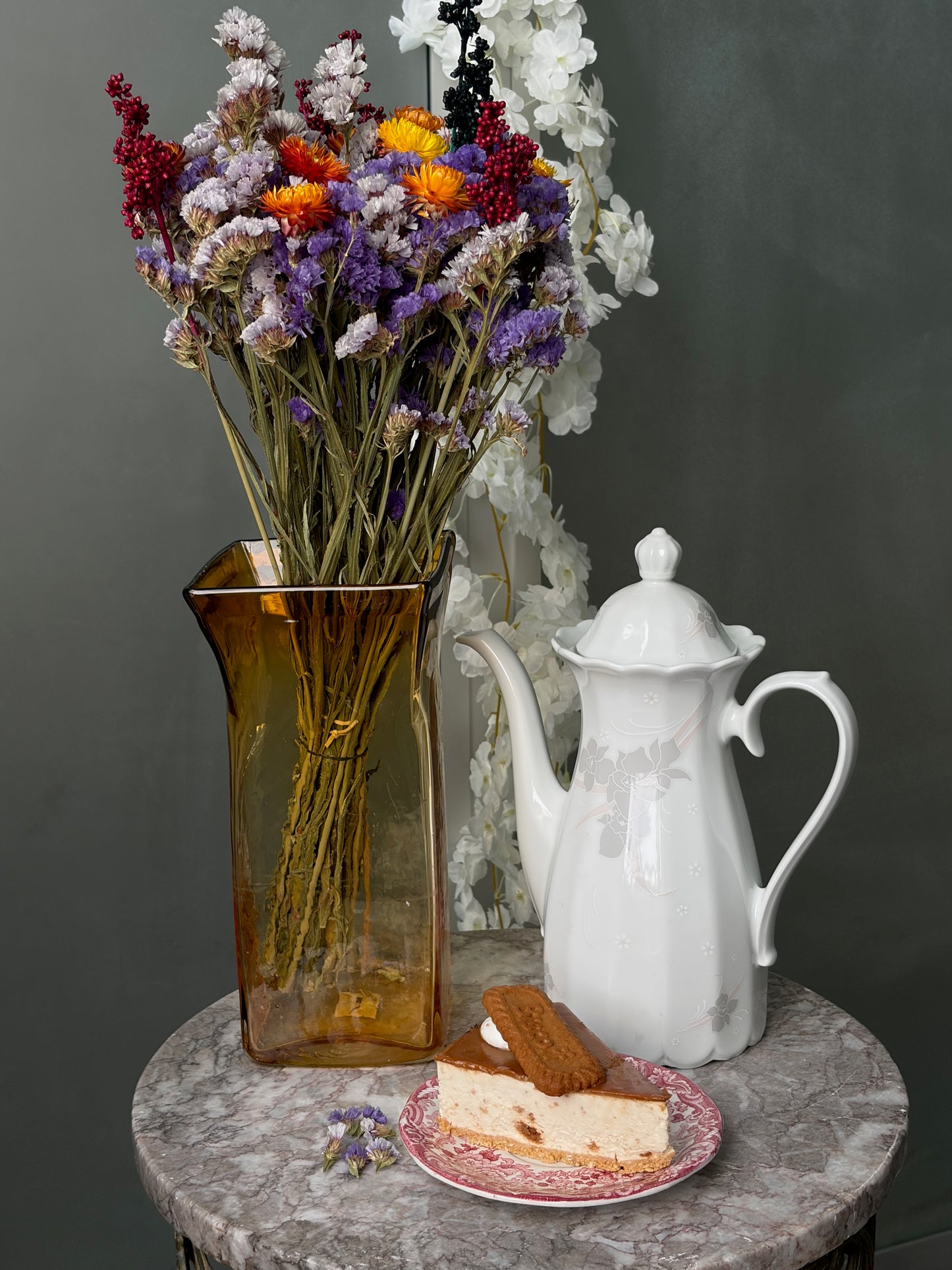 CAFETIÈRE VINTAGE EN PORCELAINE BLANCHE | MOTIF FLORAL EN RELIEF 🤍