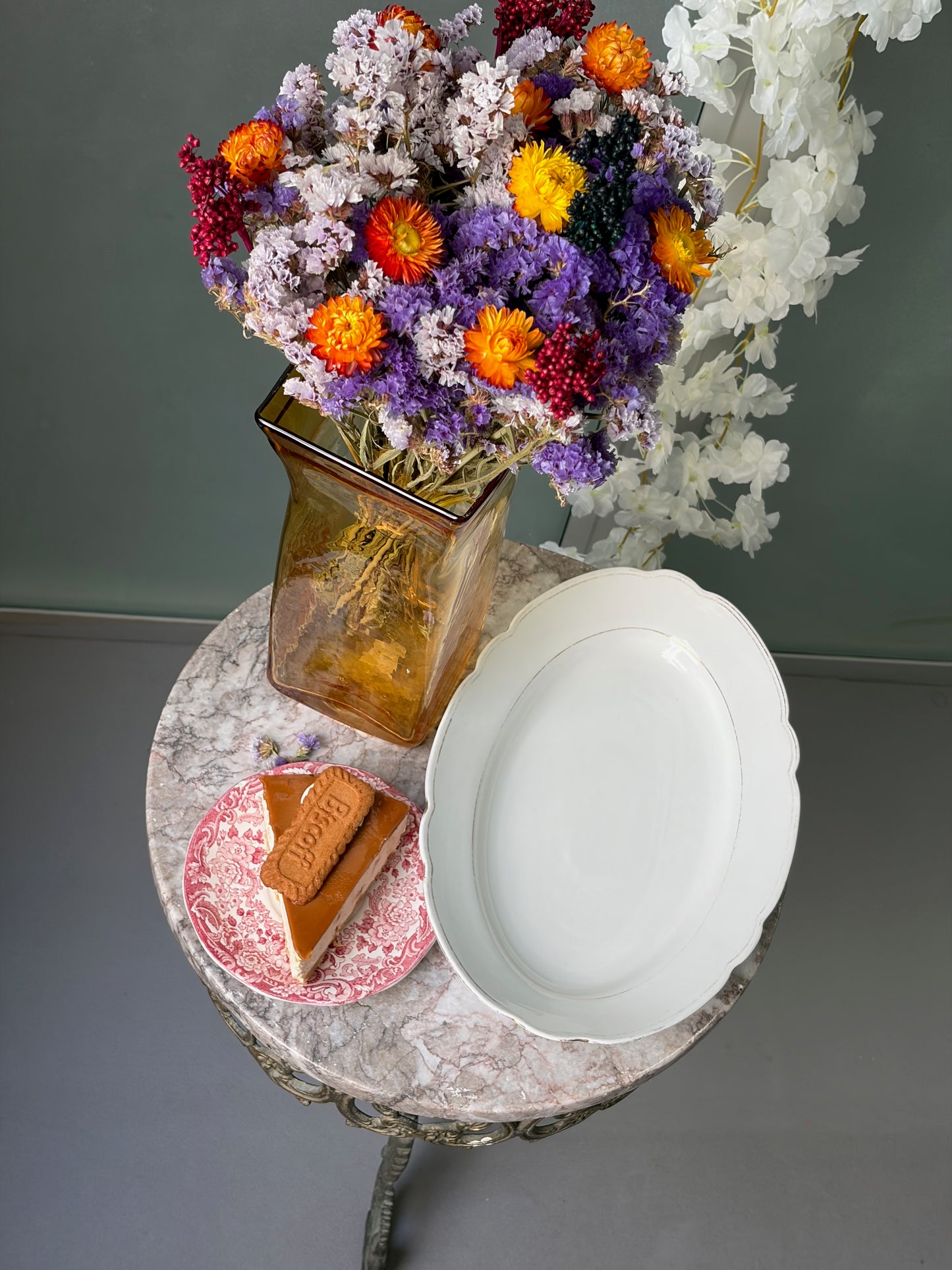 ASSIETTE OVALE VINTAGE EN PORCELAINE BLANCHE