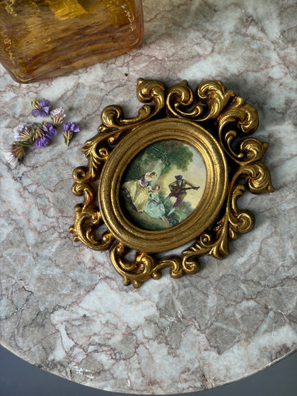 CADRE OVALE DORÉ VINTAGE | SCÈNE ROMANTIQUE