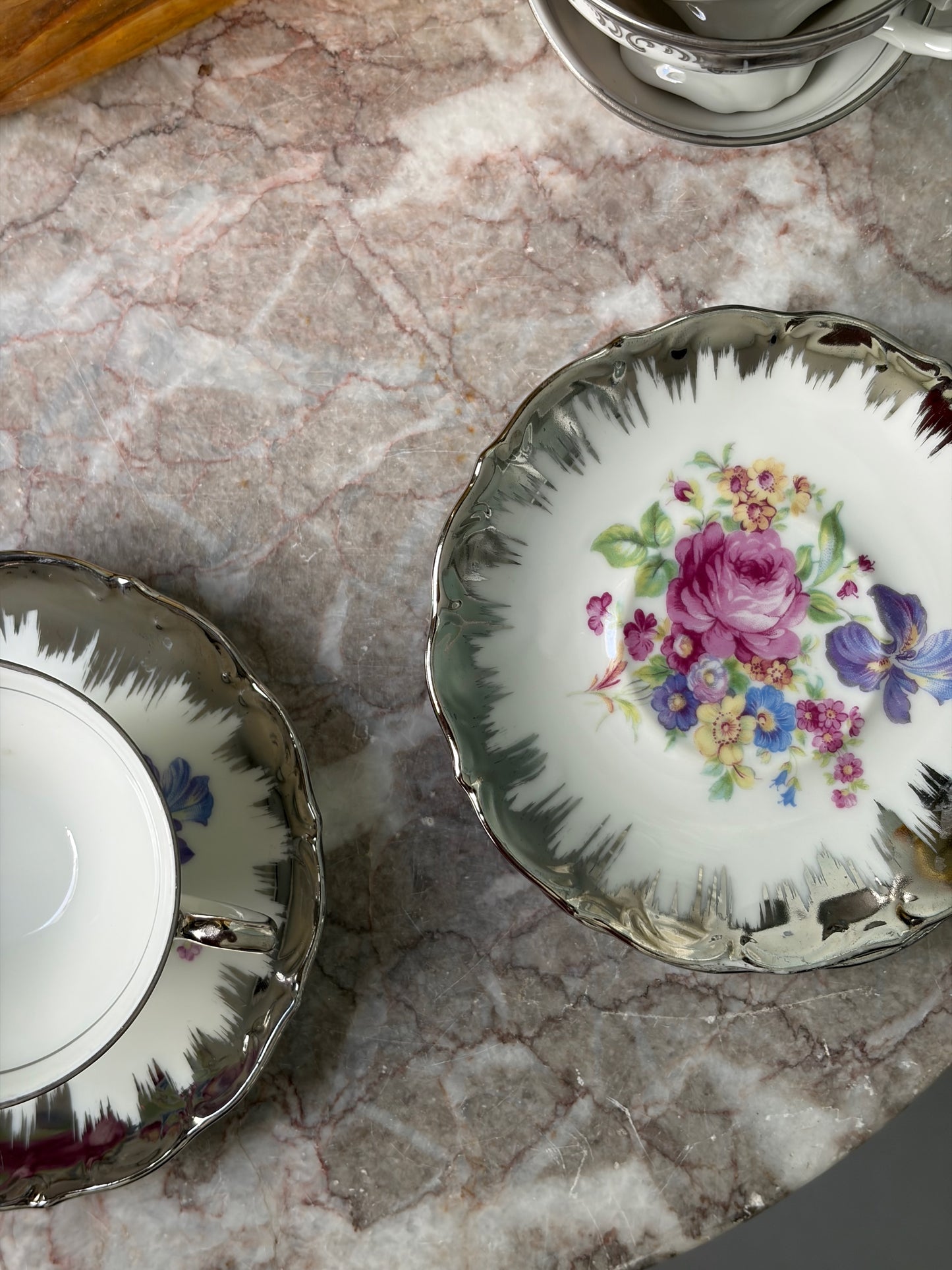 SET TASSES & SOUS-TASSES VINTAGE | ROSES ARGENTÉES