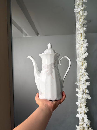 CAFETIÈRE VINTAGE EN PORCELAINE BLANCHE | MOTIF FLORAL EN RELIEF 🤍