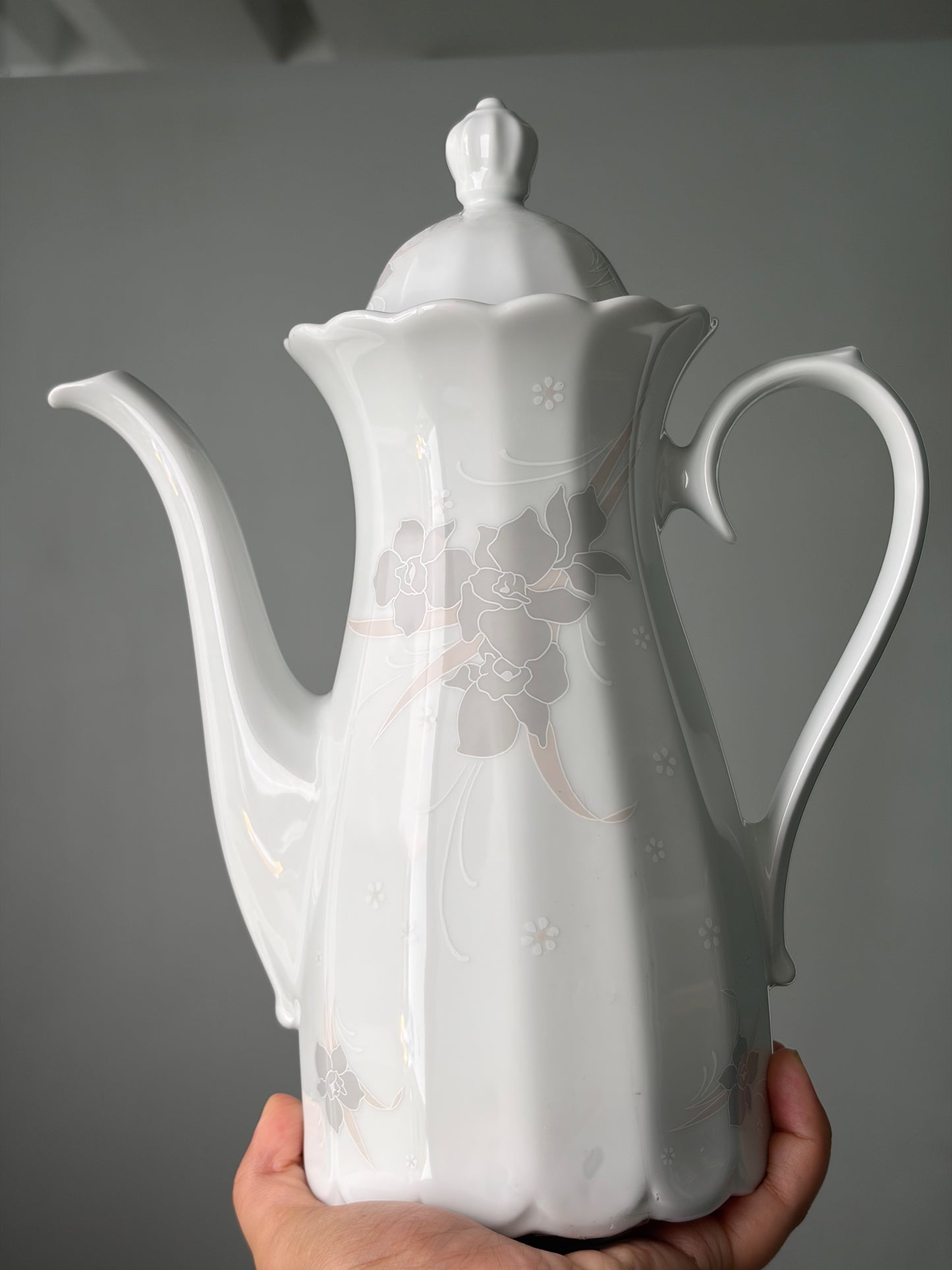 CAFETIÈRE VINTAGE EN PORCELAINE BLANCHE | MOTIF FLORAL EN RELIEF 🤍