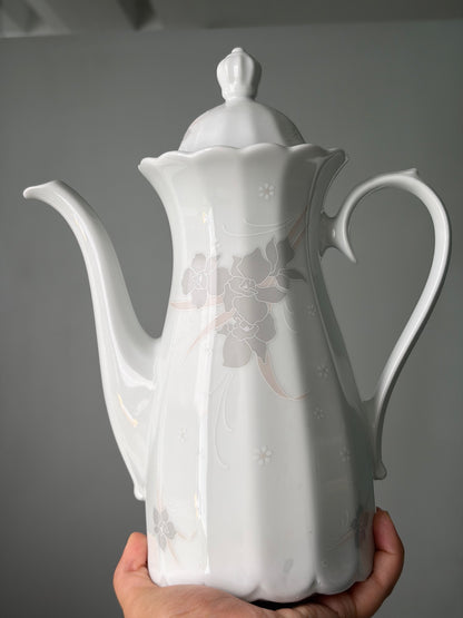 CAFETIÈRE VINTAGE EN PORCELAINE BLANCHE | MOTIF FLORAL EN RELIEF 🤍