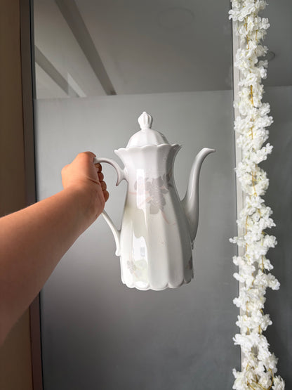 CAFETIÈRE VINTAGE EN PORCELAINE BLANCHE | MOTIF FLORAL EN RELIEF 🤍