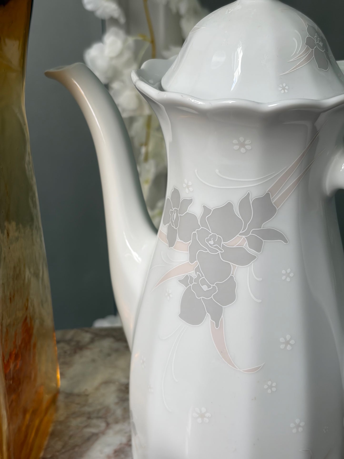 CAFETIÈRE VINTAGE EN PORCELAINE BLANCHE | MOTIF FLORAL EN RELIEF 🤍