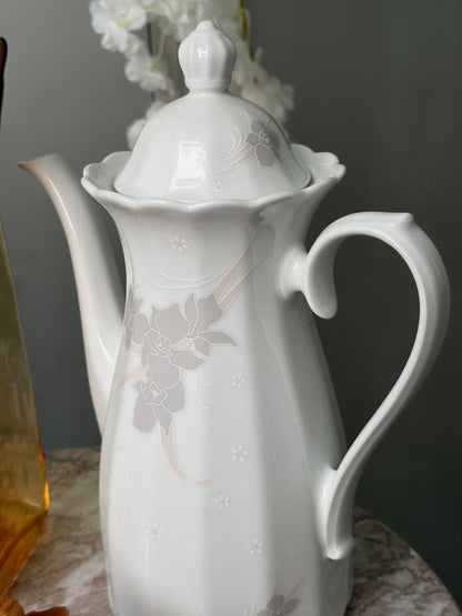 CAFETIÈRE VINTAGE EN PORCELAINE BLANCHE | MOTIF FLORAL EN RELIEF 🤍
