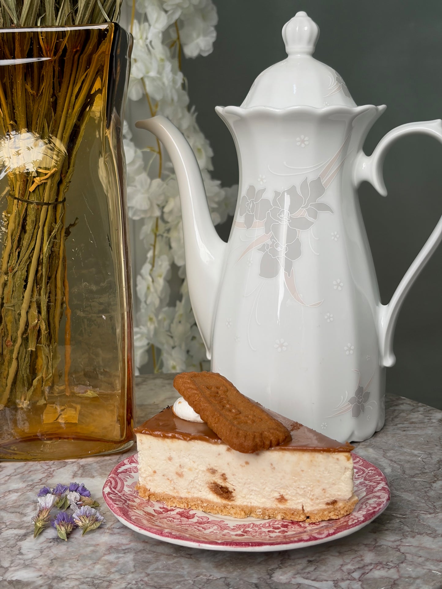 CAFETIÈRE VINTAGE EN PORCELAINE BLANCHE | MOTIF FLORAL EN RELIEF 🤍