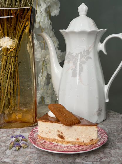 CAFETIÈRE VINTAGE EN PORCELAINE BLANCHE | MOTIF FLORAL EN RELIEF 🤍