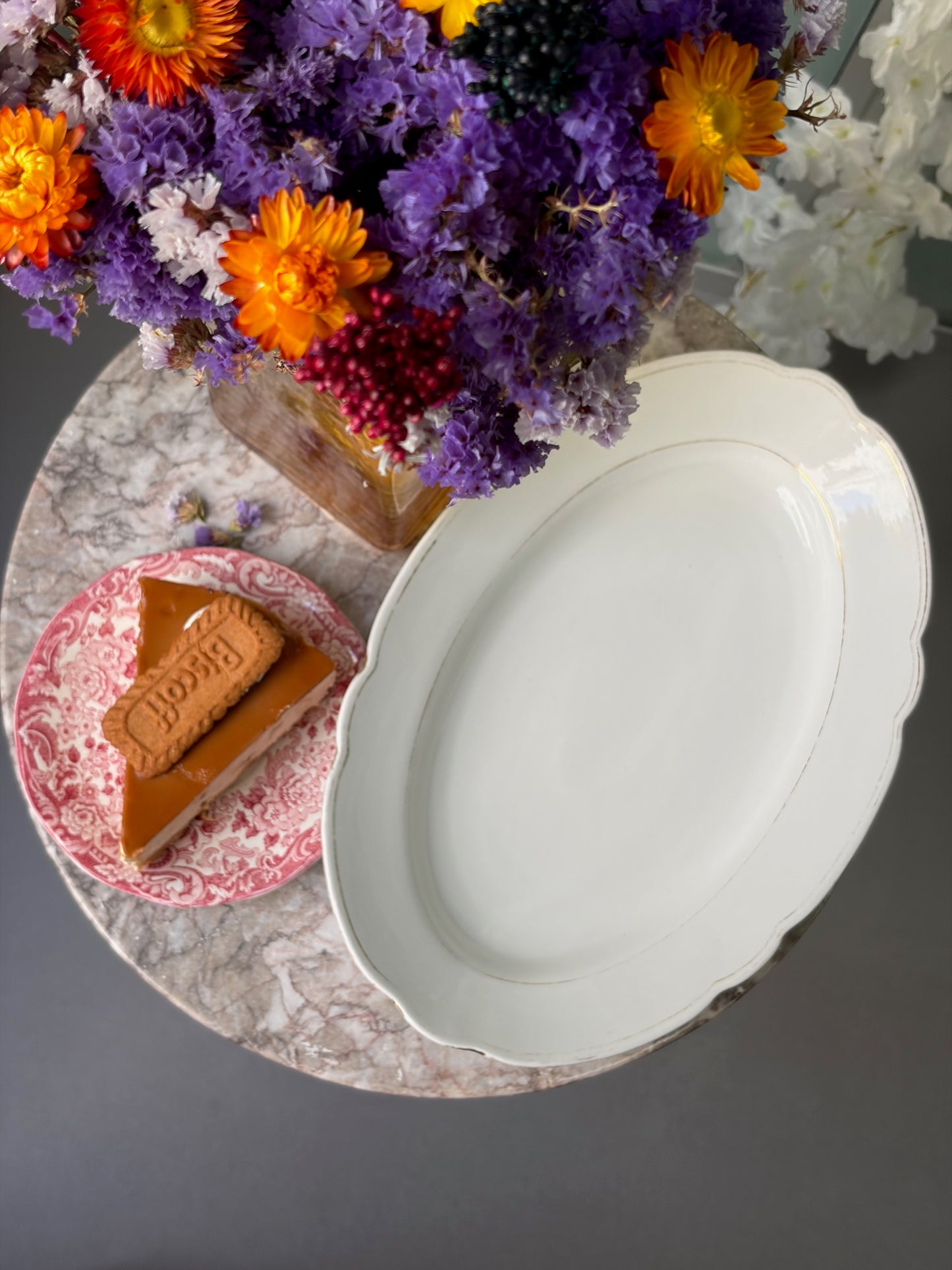 ASSIETTE OVALE VINTAGE EN PORCELAINE BLANCHE