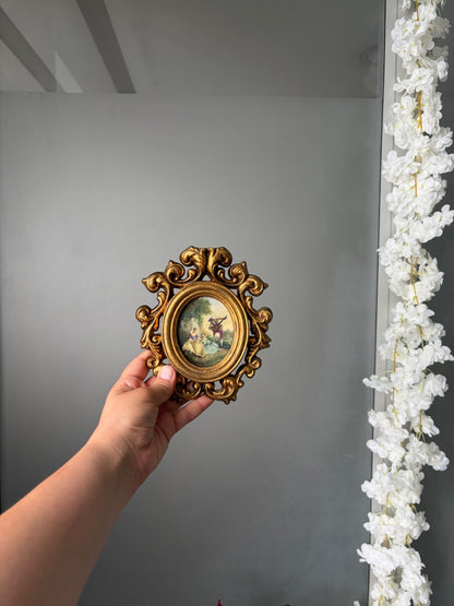 CADRE OVALE DORÉ VINTAGE | SCÈNE ROMANTIQUE