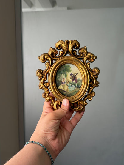 CADRE OVALE DORÉ VINTAGE | SCÈNE ROMANTIQUE