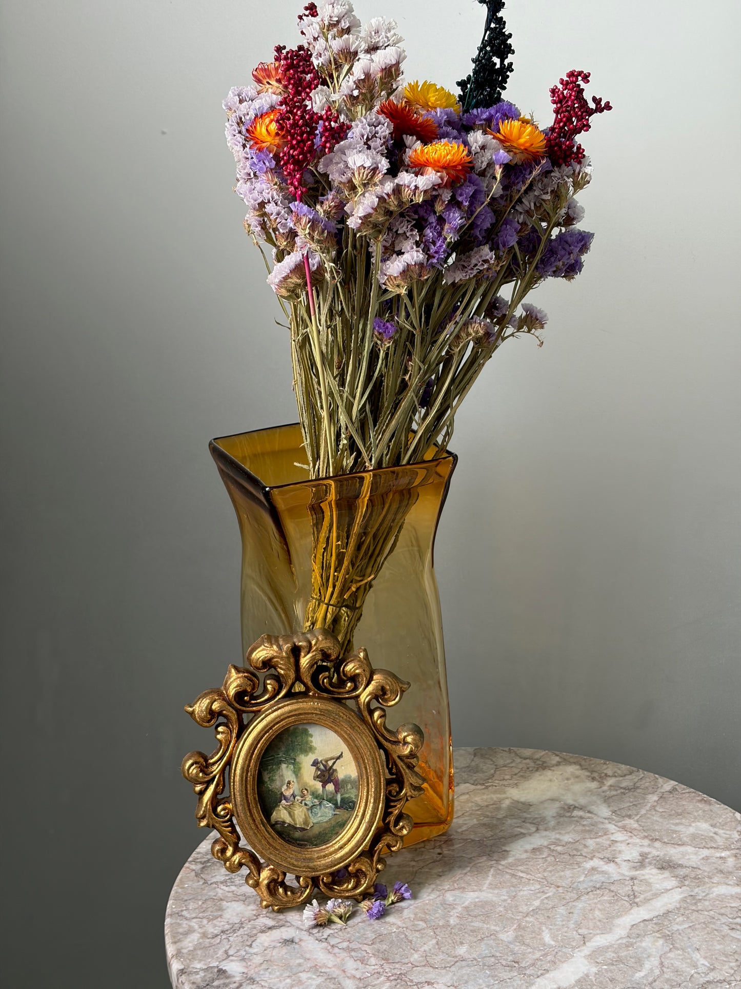 CADRE OVALE DORÉ VINTAGE | SCÈNE ROMANTIQUE