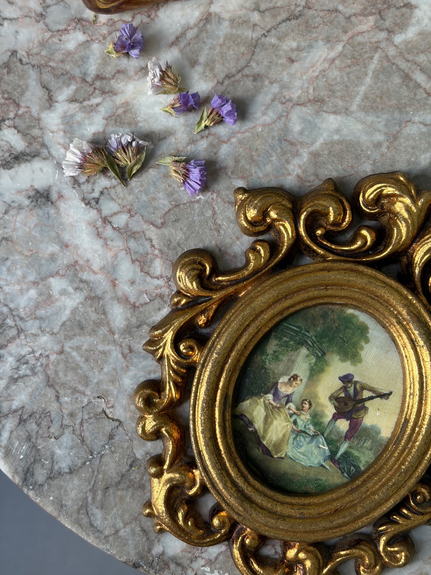 CADRE OVALE DORÉ VINTAGE | SCÈNE ROMANTIQUE