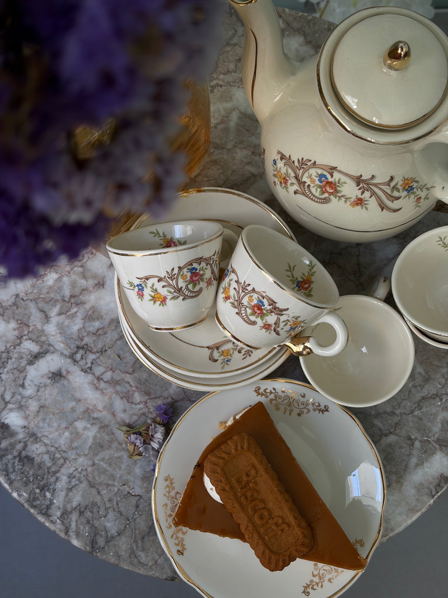 SERVICE À CAFÉ VINTAGE | BOUQUETS FLEURIS DORÉS