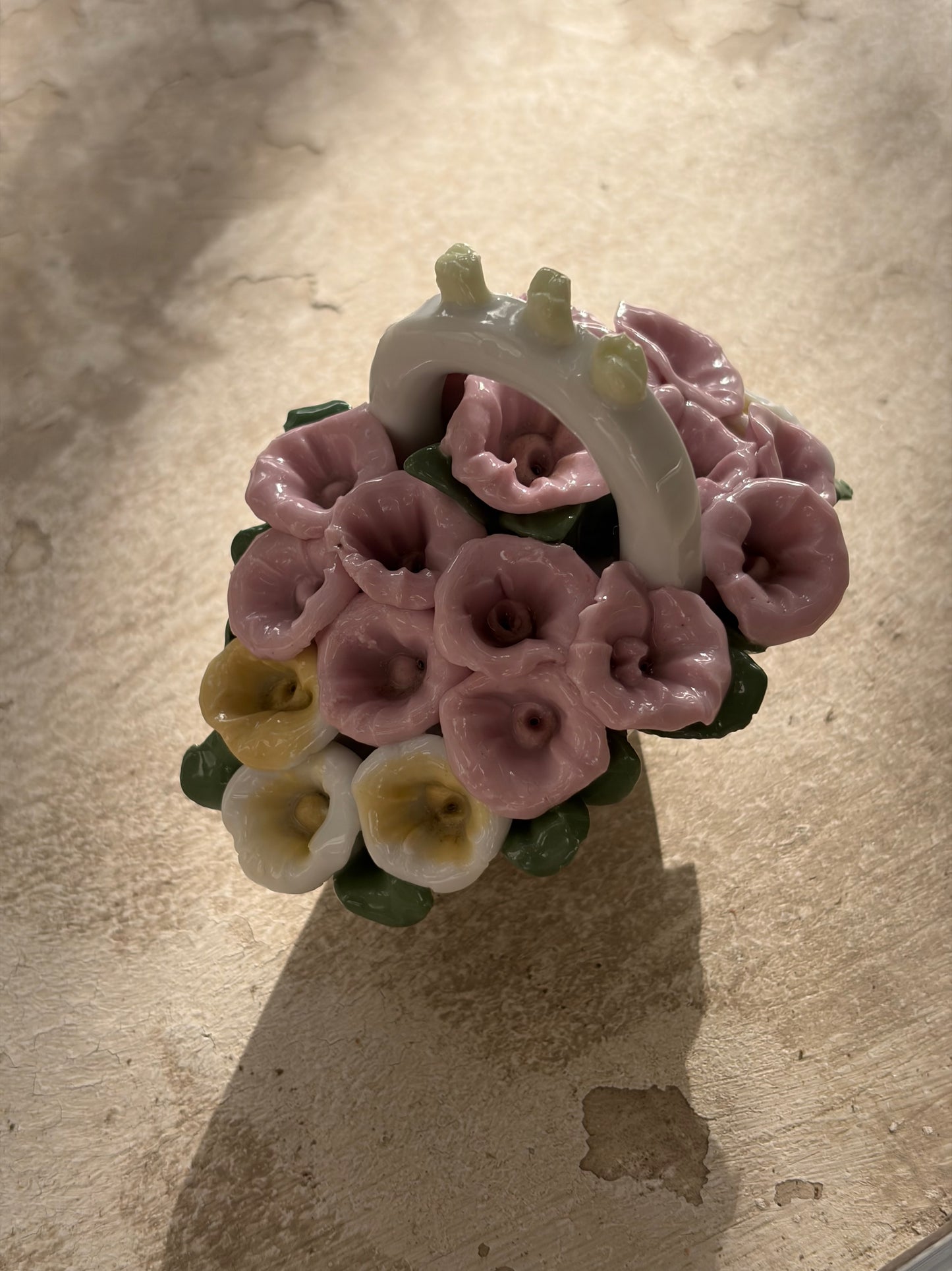 BIBELOT VINTAGE | PANIER FLEURI EN PORCELAINE