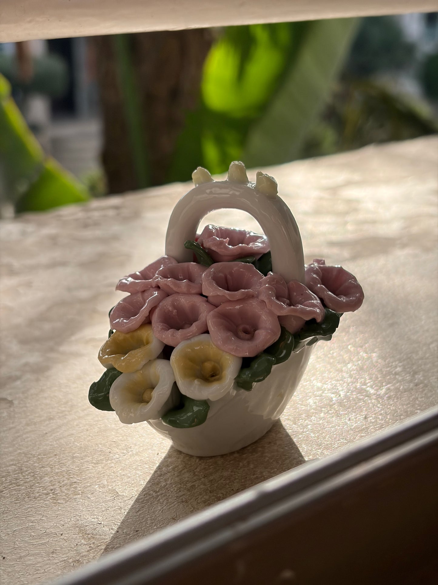 BIBELOT VINTAGE | PANIER FLEURI EN PORCELAINE
