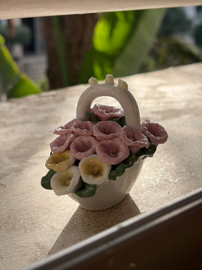 BIBELOT VINTAGE | PANIER FLEURI EN PORCELAINE