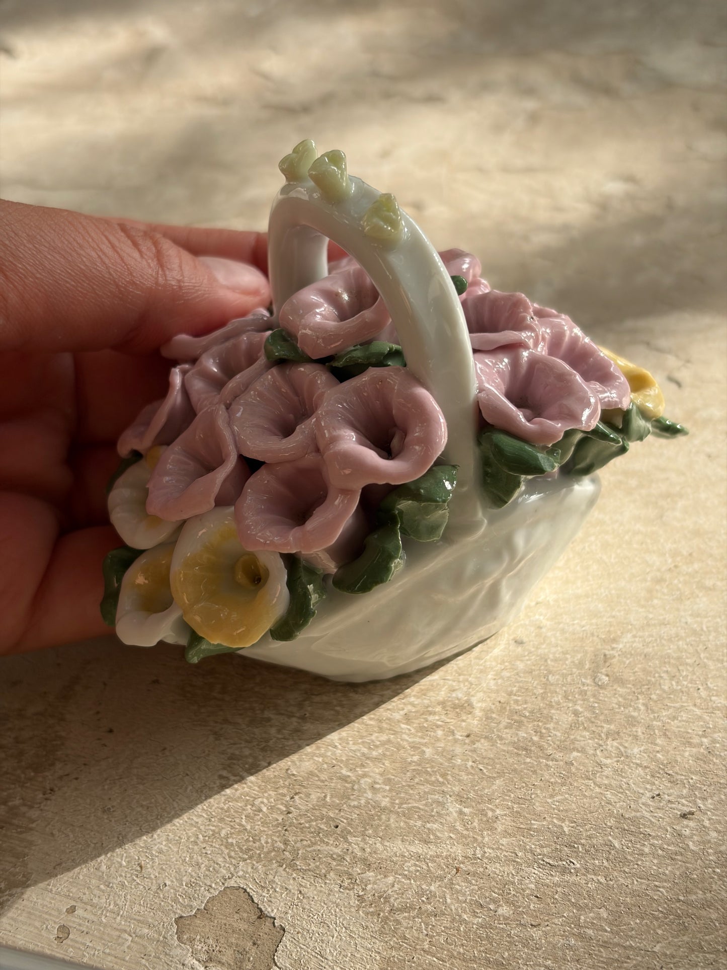 BIBELOT VINTAGE | PANIER FLEURI EN PORCELAINE