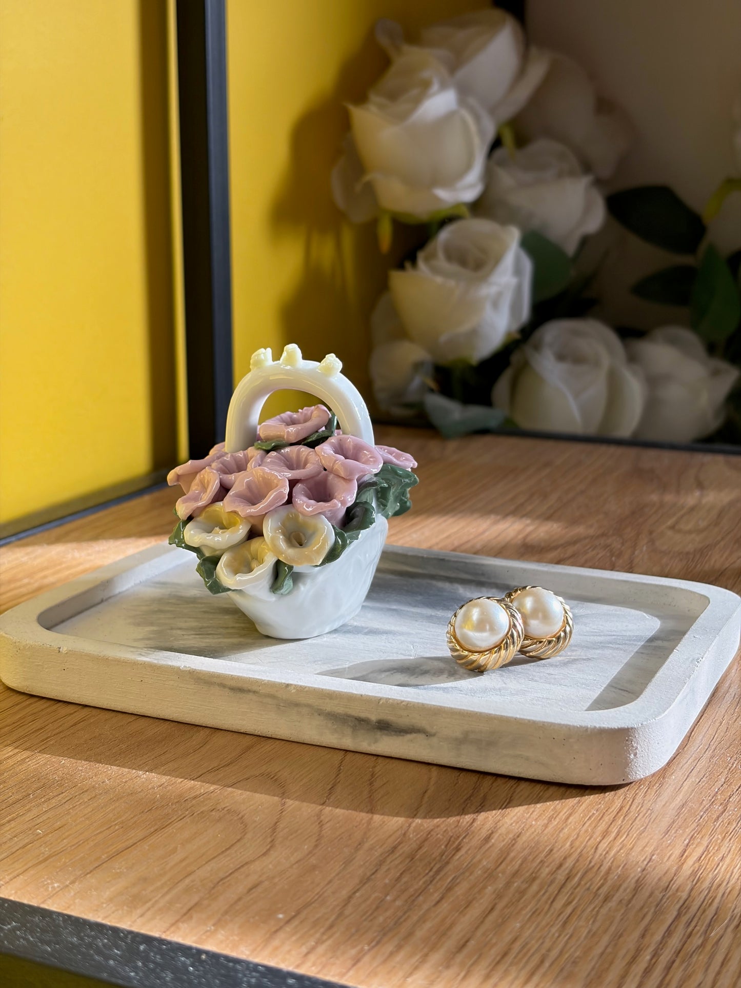 BIBELOT VINTAGE | PANIER FLEURI EN PORCELAINE