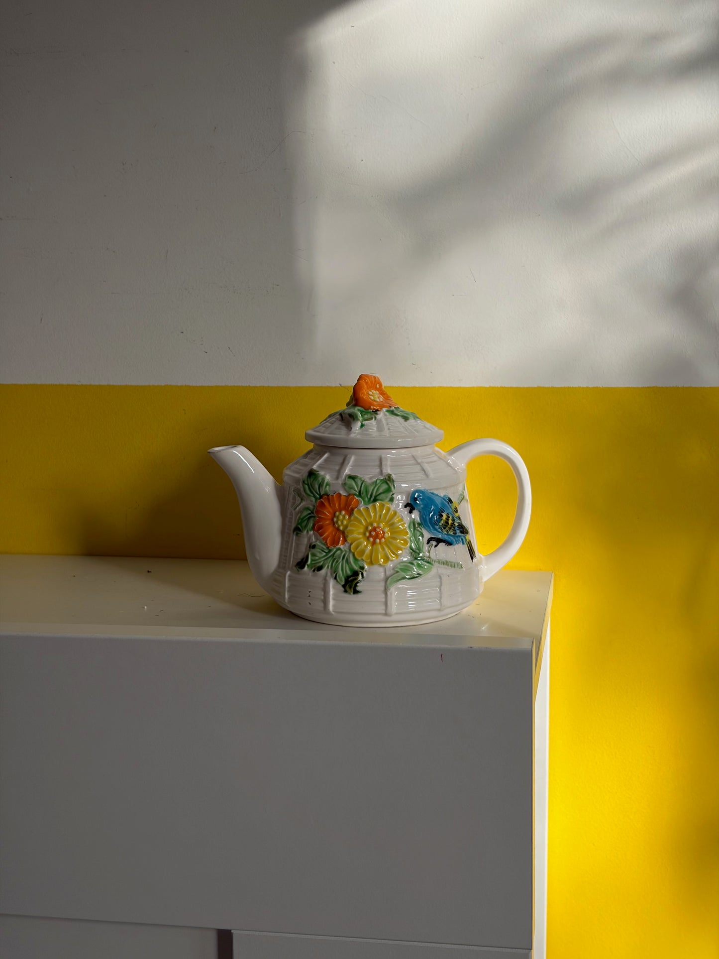 THÉIÈRE VINTAGE EN CÉRAMIQUE | PANIER FLEURI & OISEAU BLEU 🐦🌻