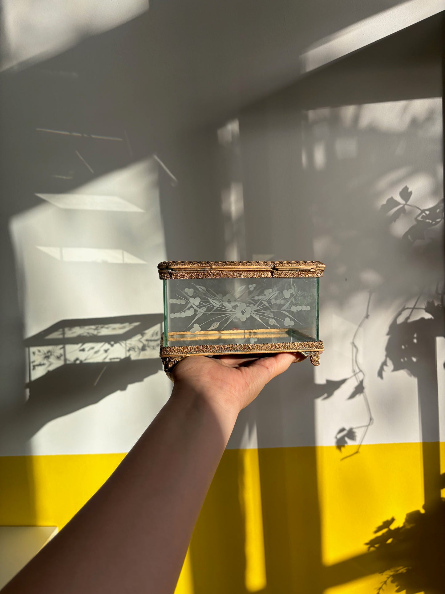 COFFRET À BIJOUX VINTAGE EN LAITON ET VERRE GRAVÉ