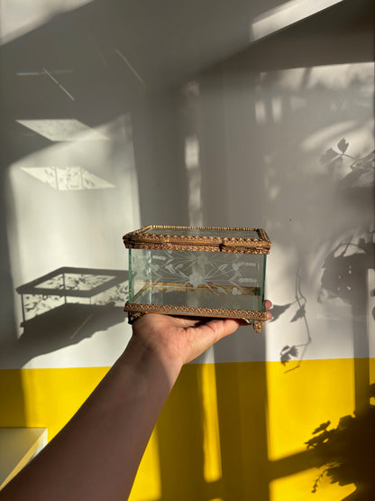 COFFRET À BIJOUX VINTAGE EN LAITON ET VERRE GRAVÉ