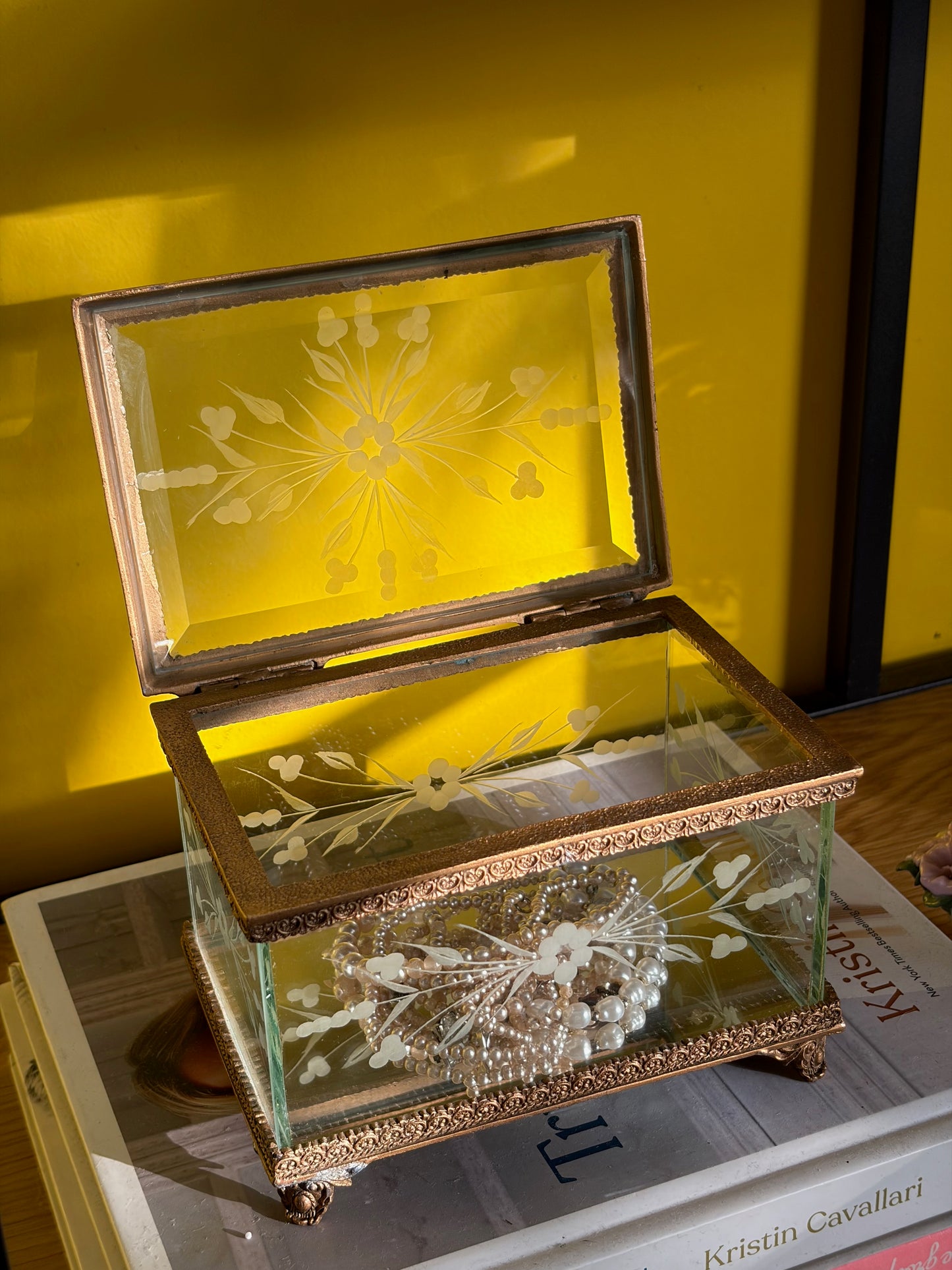 COFFRET À BIJOUX VINTAGE EN LAITON ET VERRE GRAVÉ