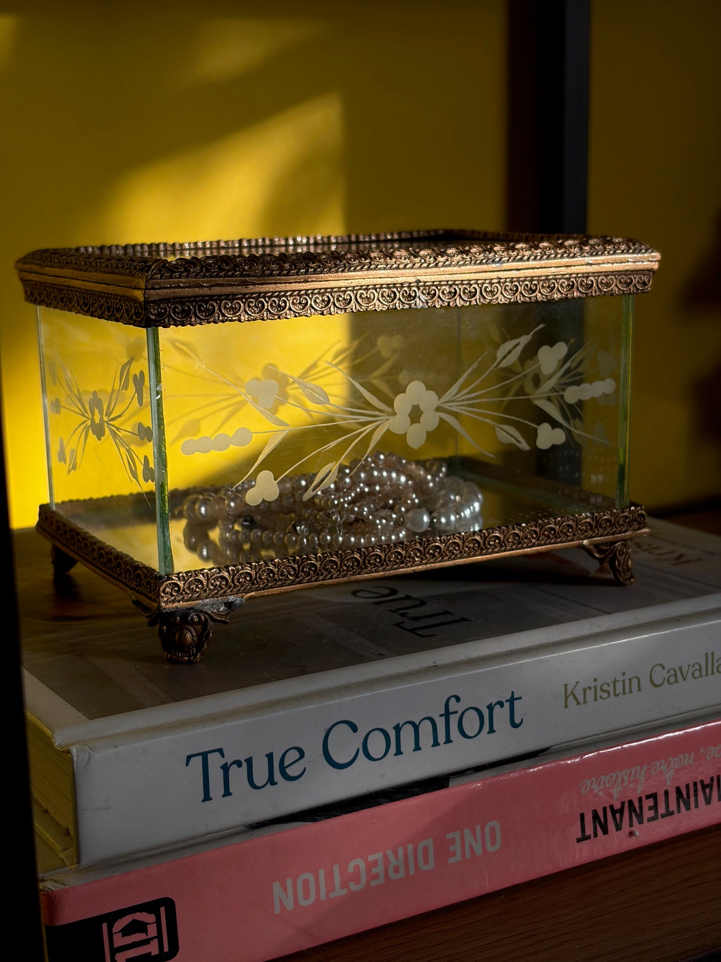 COFFRET À BIJOUX VINTAGE EN LAITON ET VERRE GRAVÉ