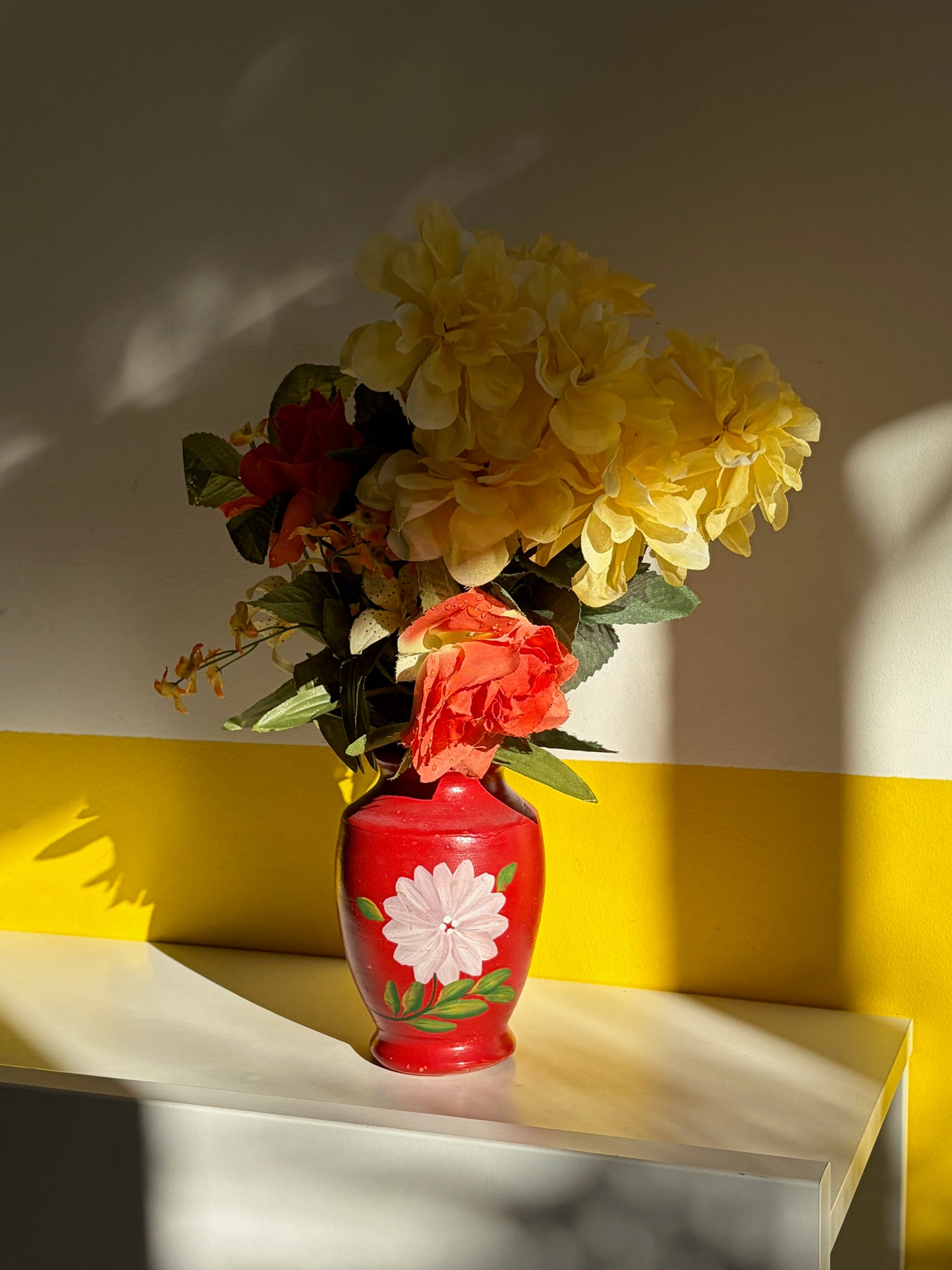 VASE ARGILE ROUGE PEINT | FLEUR BLANCHE