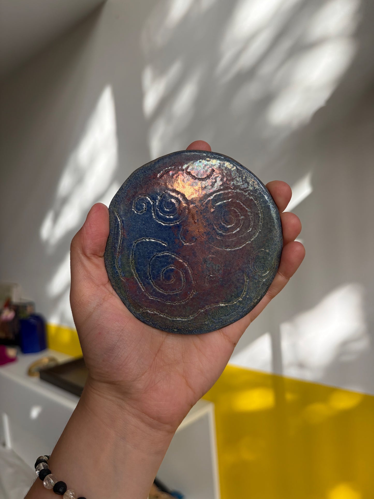 SOUS-VERRE CÉRAMIQUE RAKU | SPIRALES IRISÉES