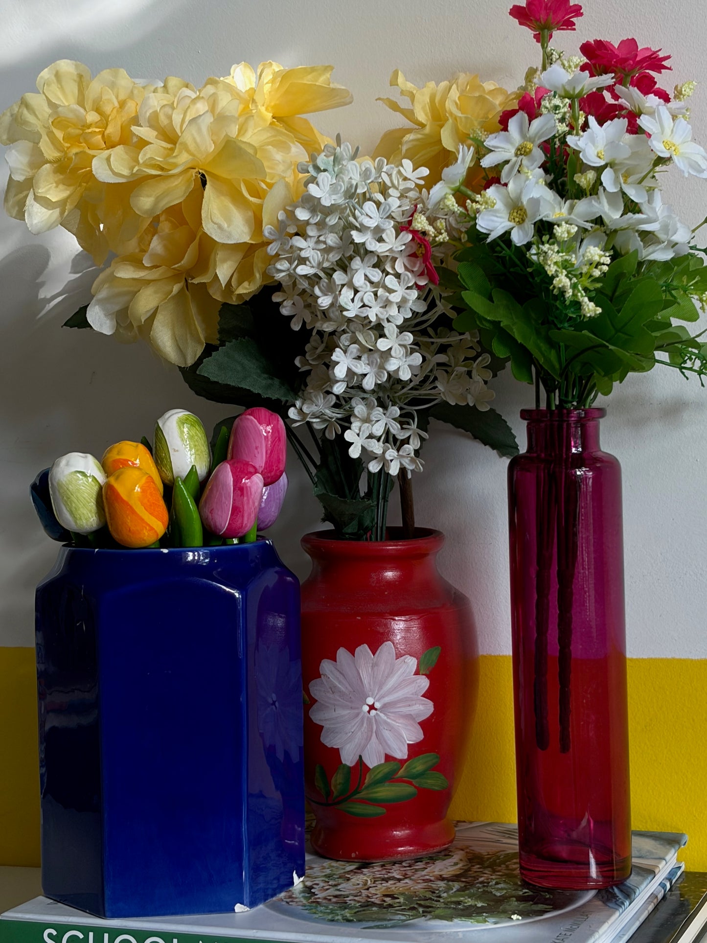 VASE ARGILE ROUGE PEINT | FLEUR BLANCHE