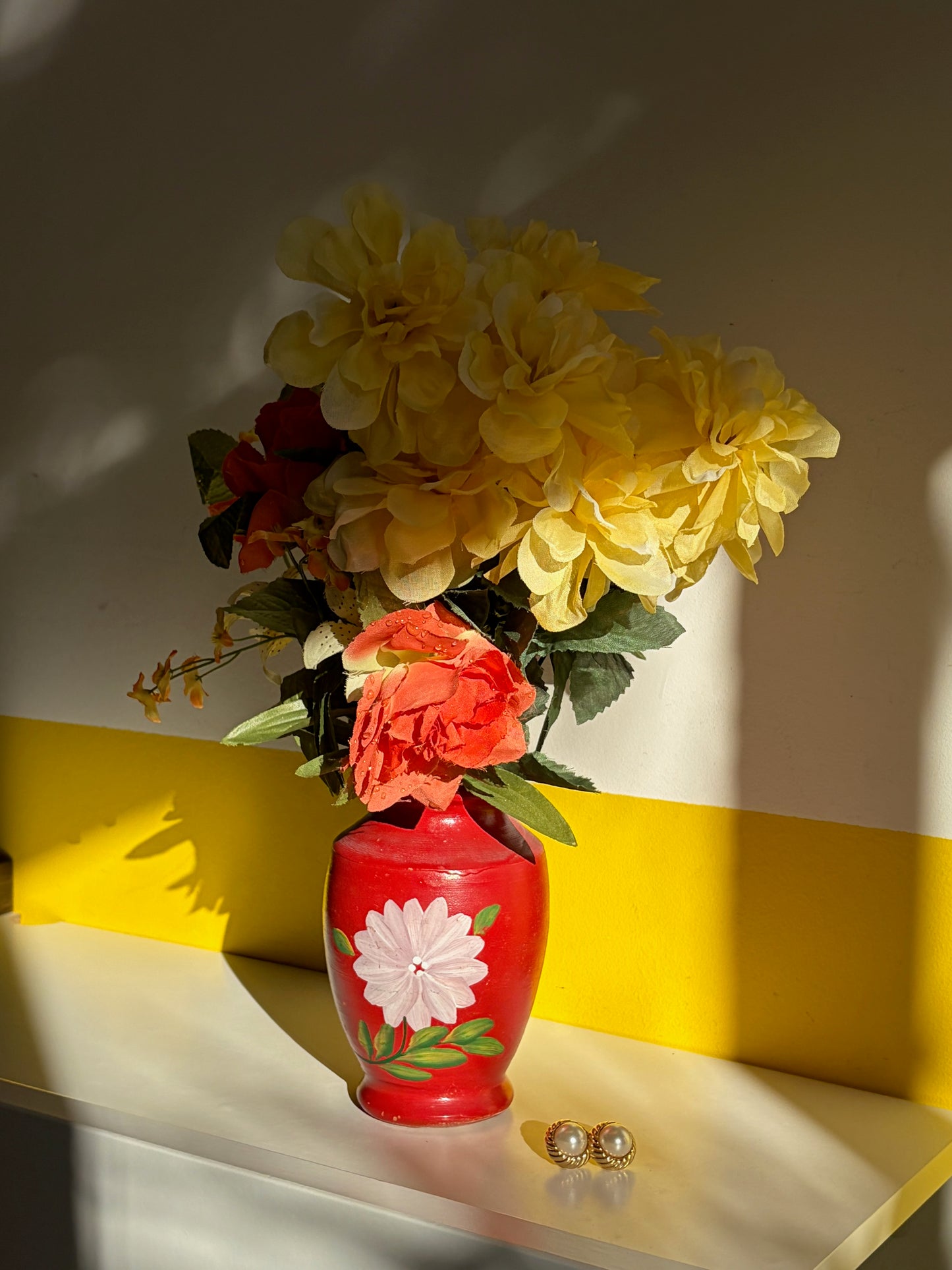 VASE ARGILE ROUGE PEINT | FLEUR BLANCHE