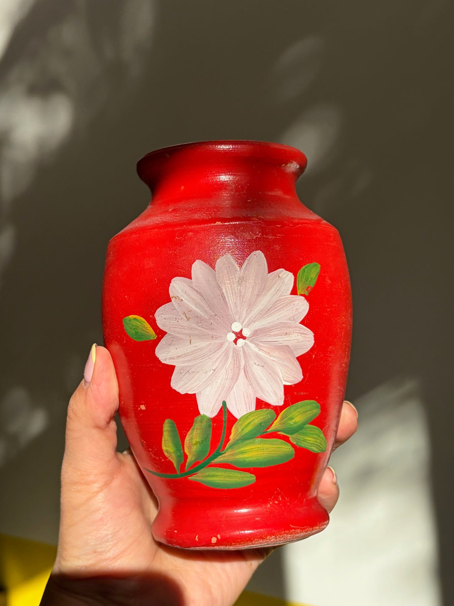 VASE ARGILE ROUGE PEINT | FLEUR BLANCHE