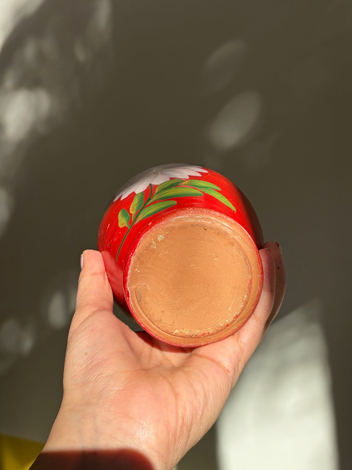 VASE ARGILE ROUGE PEINT | FLEUR BLANCHE