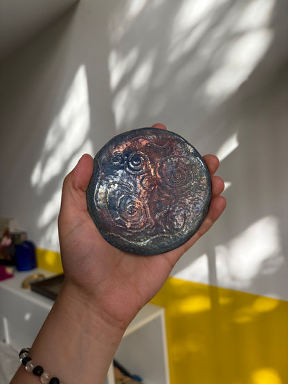 SOUS-VERRE CÉRAMIQUE RAKU | SPIRALES IRISÉES