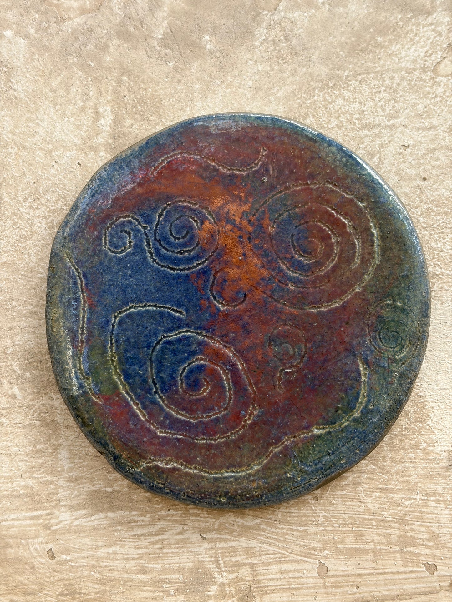 SOUS-VERRE CÉRAMIQUE RAKU | SPIRALES IRISÉES