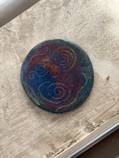 SOUS-VERRE CÉRAMIQUE RAKU | SPIRALES IRISÉES