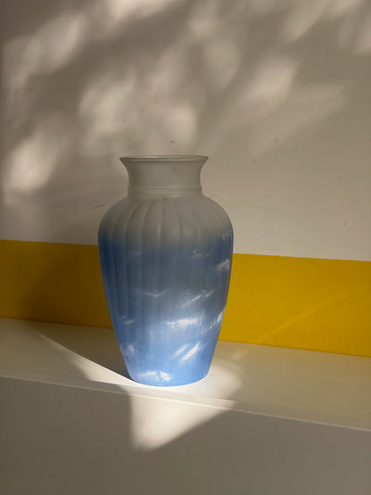 VASE BLEU CIEL CÔTELÉ | CÉRAMIQUE VINTAGE