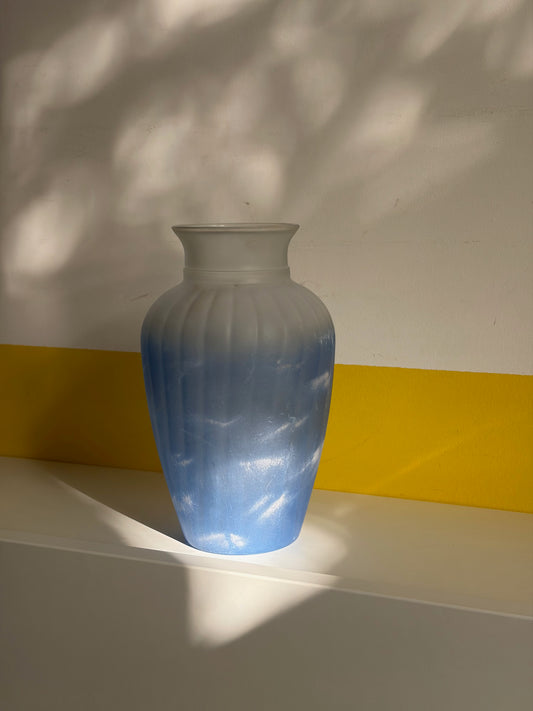 VASE BLEU CIEL CÔTELÉ | CÉRAMIQUE VINTAGE